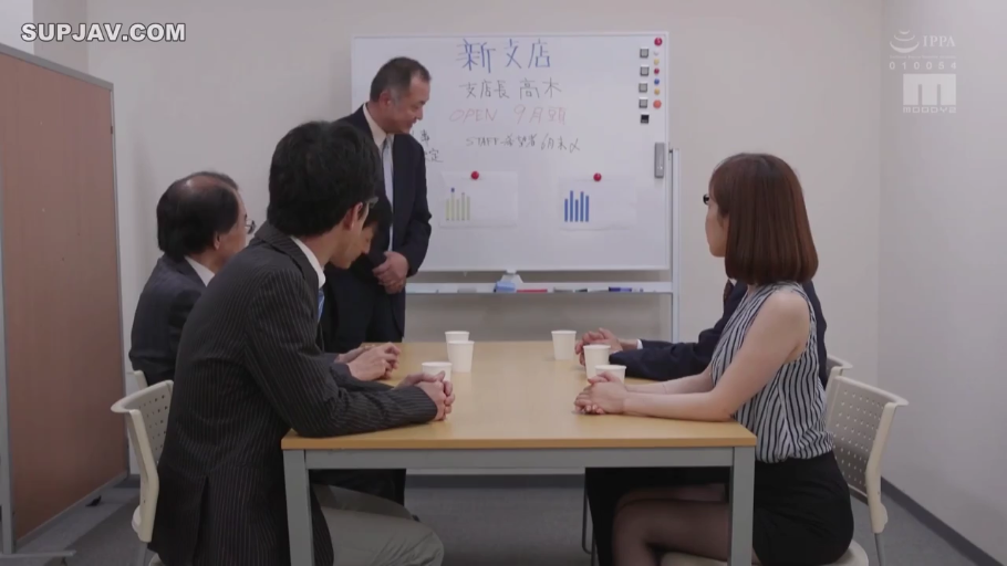 Sitting Posture · Serious · 全景 · Business attire · Workplace · Whiteboard · 讨论 · 会议室
