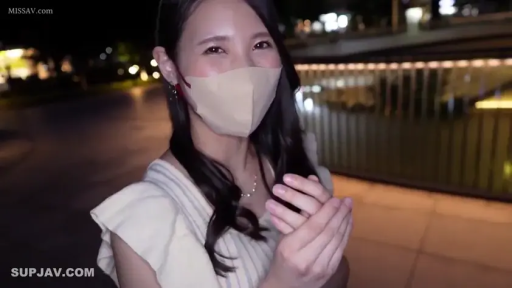 坐姿 · 专注 · 足部特写 · 沙发 · 客厅 · 内衣 · 踩踏 · 双人女