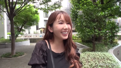 站立 · 面部特写 · 交流 · 户外 · 笑容 · 黑色上衣 · 单肩包 · 街头采访