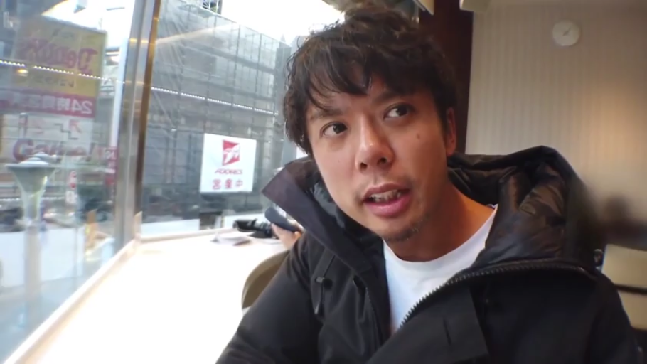 座り姿勢 · 会話 · 顔のクローズアップ · 室内レストラン · 自然表情 · 成年男性 · 黑色连帽夹克