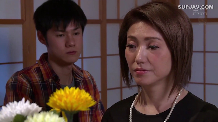 坐姿 · 憂鬱 · 和室 · 面部特寫 · 凝视 · 熟女 · 黑色正装 · 菊花