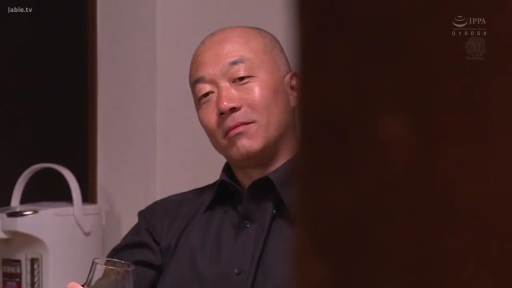 室内 · 坐姿 · 面部 · 微笑 · 水壶 · 黑色衬衫 · 中年男性 · 持杯