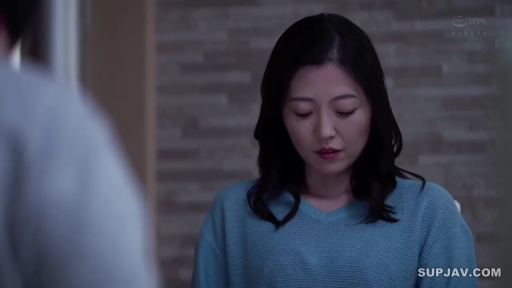 Indoor · Sitting Posture · Contemplation · Close-up of the face · Mature woman · 蓝色毛衣 · 伤感