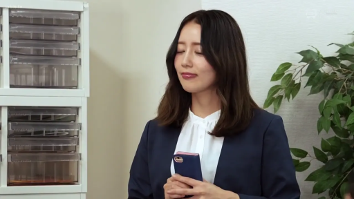 办公室 · 站立 · 微笑 · 半身 · 西装 · 男性 · 说话 · 文件柜