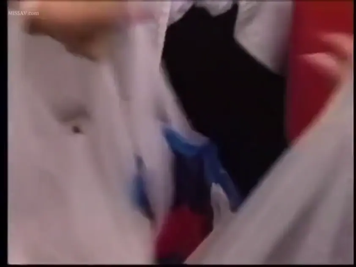 站立 · 屋外 · 日常场景 · 手部特写 · 皮鞋 · 塑料袋 · 提购物袋