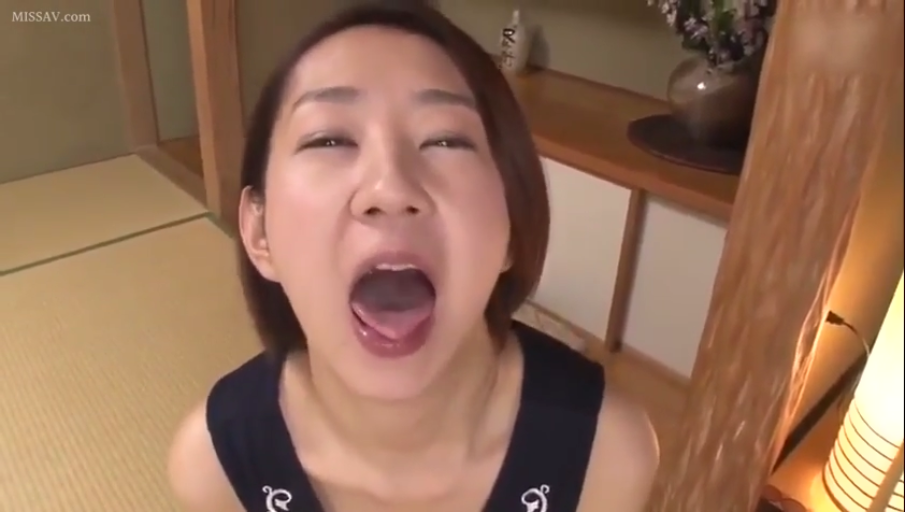 酒瓶酒杯 · 开怀大笑 · 居酒屋 · 对坐 · 饮酒交谈 · 职场白衬衫 · 环境全景 · 职场社交
