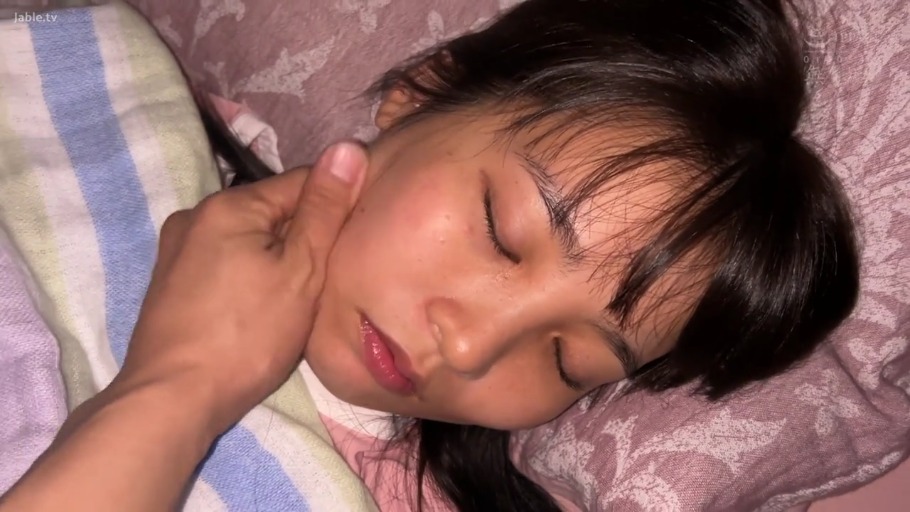 脸部特写 · 卧室 · 闭眼 · 枕头 · 抚摸 · 睡衣 · 躺卧