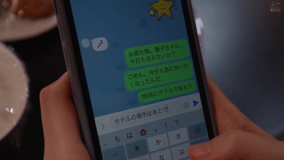 坐姿 · 中景 · 平静 · 手机 · 上半身 · 厨房餐厅 · 玩手机 · 无袖碎花裙