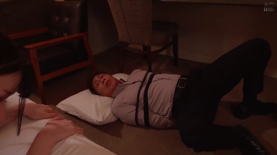 室内 · 仰卧 · 捆绑 · 衬衫 · 惊恐 · 绳索