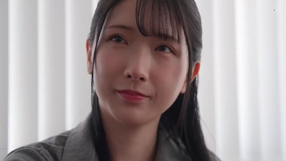 室内 · 坐姿 · 微笑 · 面部特写 · 注视 · 清纯 · 灰色制服