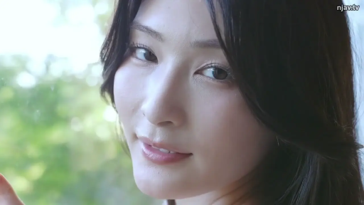 面部特写 · 白色上衣 · 窗边