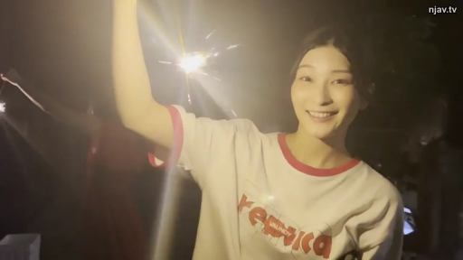 上半身特写 · 夜景 · 开朗笑容 · 站立举手 · 燃放烟花 · 线香烟花 · 拼色T恤 · 室外夜晚