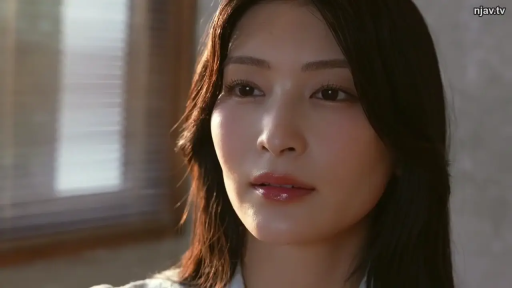 室内 · 期待 · 面部特写 · 衬衫 · 注视 · 柔和光线 · 正脸