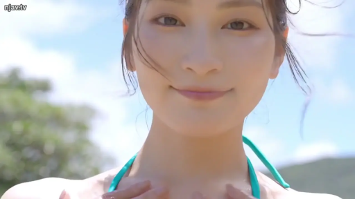 顔部のクローズアップ · ビキニ · 微笑 · 注視 · 屋外 · 正面 · 阳光