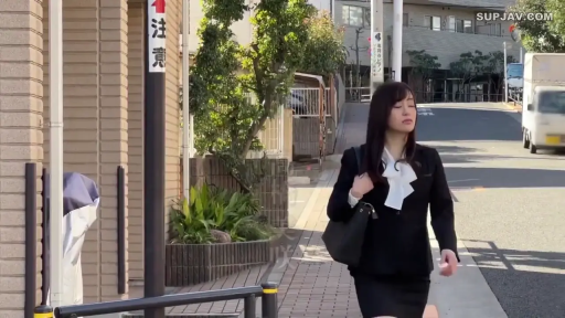 中景 · 站姿 · 自然 · 职业装 · 街道 · 长发 · 走路 · 单肩包