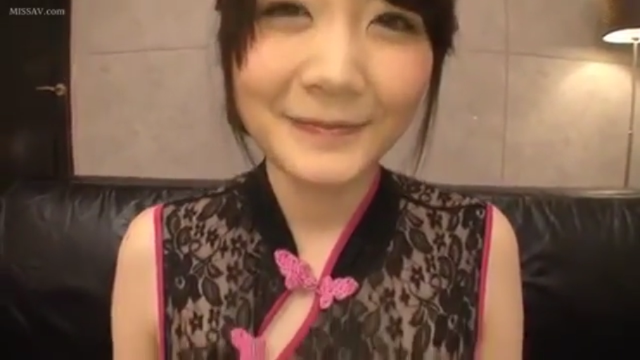 校服 · 眼镜 · 站立 · 中景 · 困惑 · 看手机 · 手机 · 楼梯口