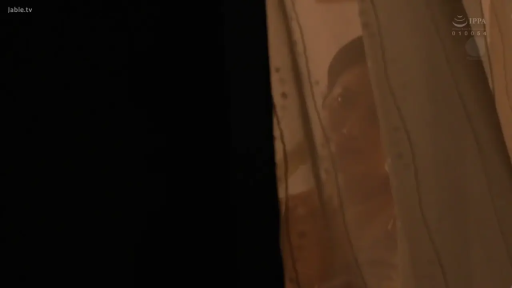 脸部 · 卧室 · 站立 · 平静 · 昏暗 · 窗帘 · 吊带 · 偷窥