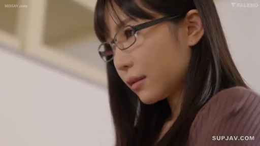 室内 · 眼镜 · 观察 · 长发 · 侧脸特写 · 沉静 · 棕色针织衫 · 微俯