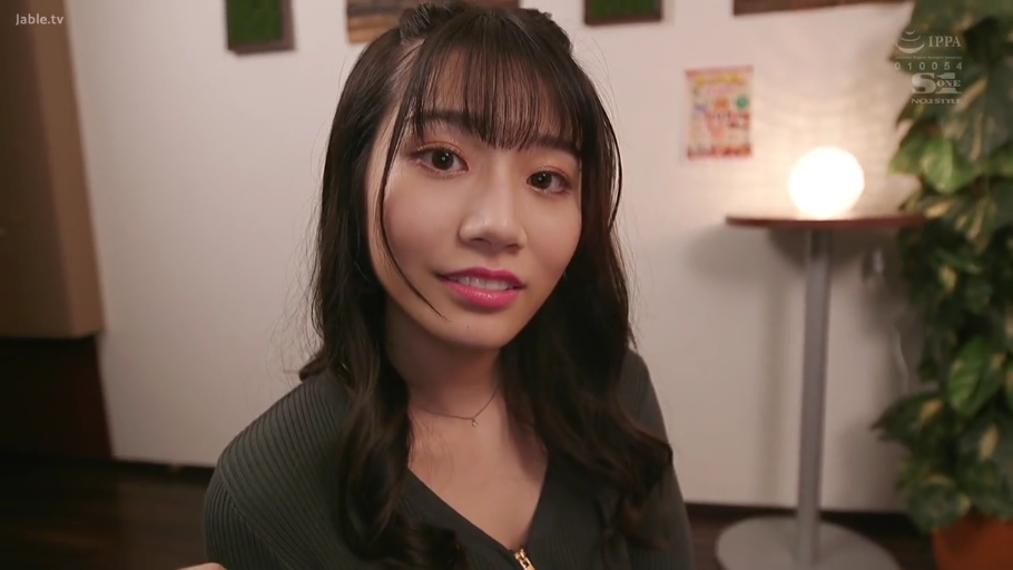 室内 · 坐姿 · 脸部 · 微笑 · 项链 · 凝视 · 针织衫