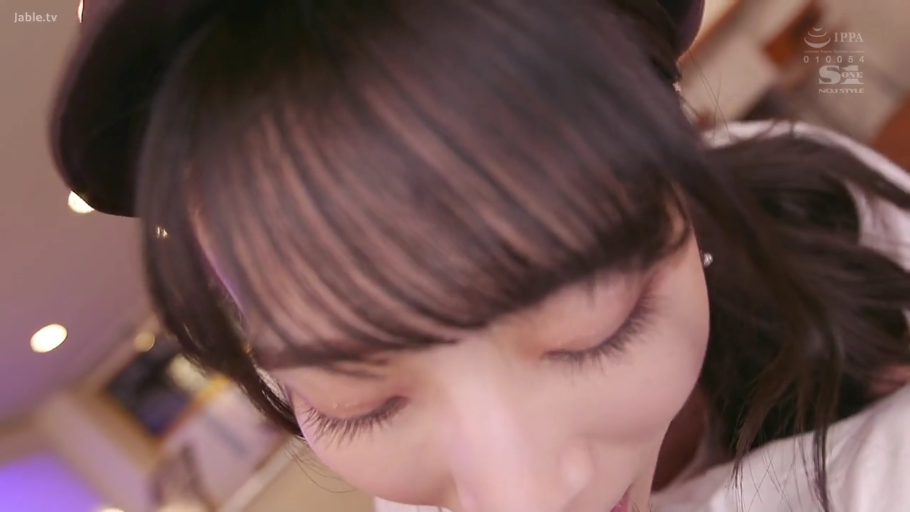 室内 · 微笑 · 面部特写 · 黑色帽子 · 俯拍 · POV · 凝视镜头