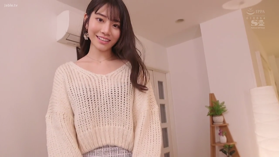 全身 · 微笑 · 客厅 · 居家 · 行走 · 落地灯 · 米色毛衣 · 走动