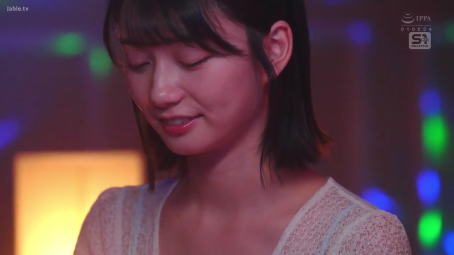 面部 · 拥抱 · 剧情 · 厨房 · 强迫 · 悲伤 · 灰色衣服