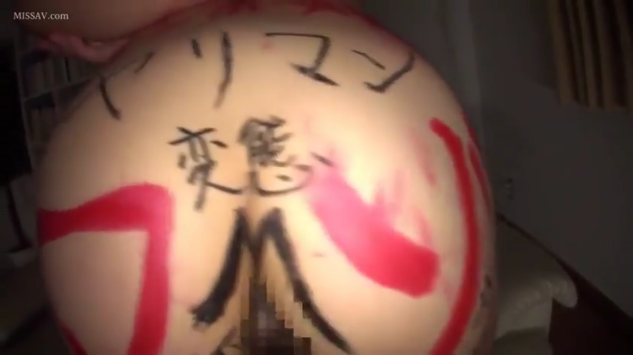 连帽卫衣 · 哭泣 · 床垫 · 强奸主题 · 阴部 · 平躺 · 地下室 · 低亮度