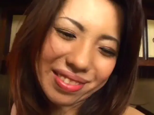 室内 · 脸部 · 愉悦 · 微笑 · 侧头 · 亚裔