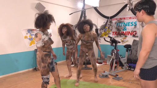 站立 · 全景 · 对视 · 健身房 · 健身器材 · 狼狈 · 破烂健身服