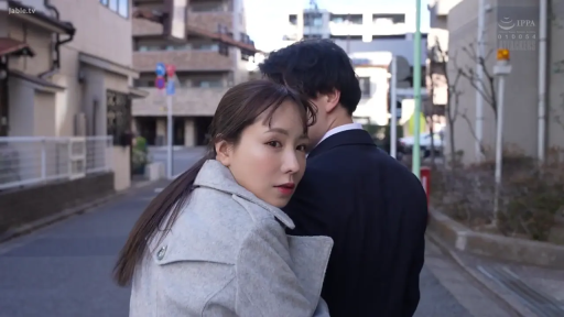 中景 · 凝视 · 街道 · 行走 · 户外 · 回头 · 灰色大衣