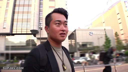 脸部 · 站立 · 自然 · 户外 · 西装 · 走动