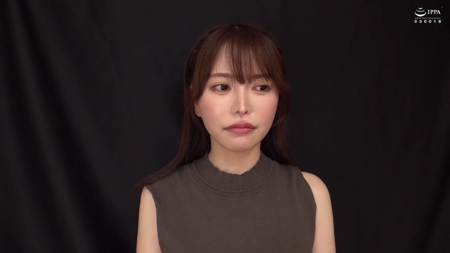 Sitting Posture · Melancholy · 面部特写 · Stare · Sleeveless knit top · Asian women · 室内黑色背景