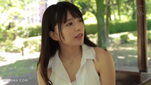 座り姿勢 · ネックレス · 半身特写 · 俯首 · 清純スタイル · 恬静 · 户外公园 · 白いノースリーブシャツ