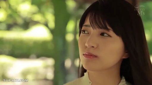 脸部特写 · 白色衬衫 · 公园