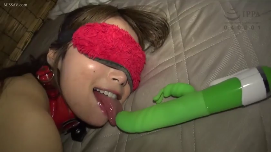 面部 · Bedroom · 俯卧 · SM · 眼罩 · 挑逗 · Stick out tongue · 束缚衣