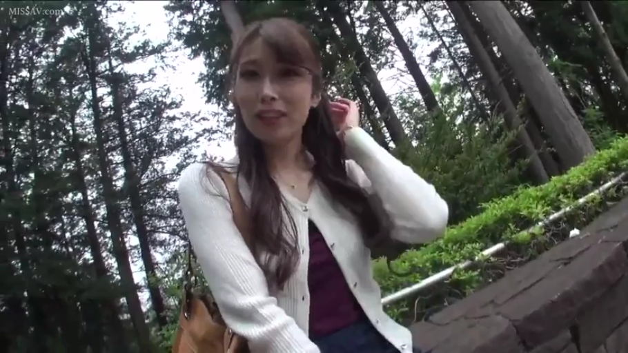 微笑 · 面对镜头 · 半身 · 單肩包 · 户外公园 · 白色針織開衫 · 站立撩发 · 街拍风格