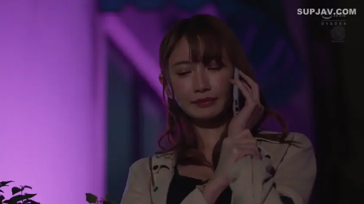 站姿 · 平静 · 手机 · 上半身 · 户外 · 打电话 · 风衣 · 紫色灯光