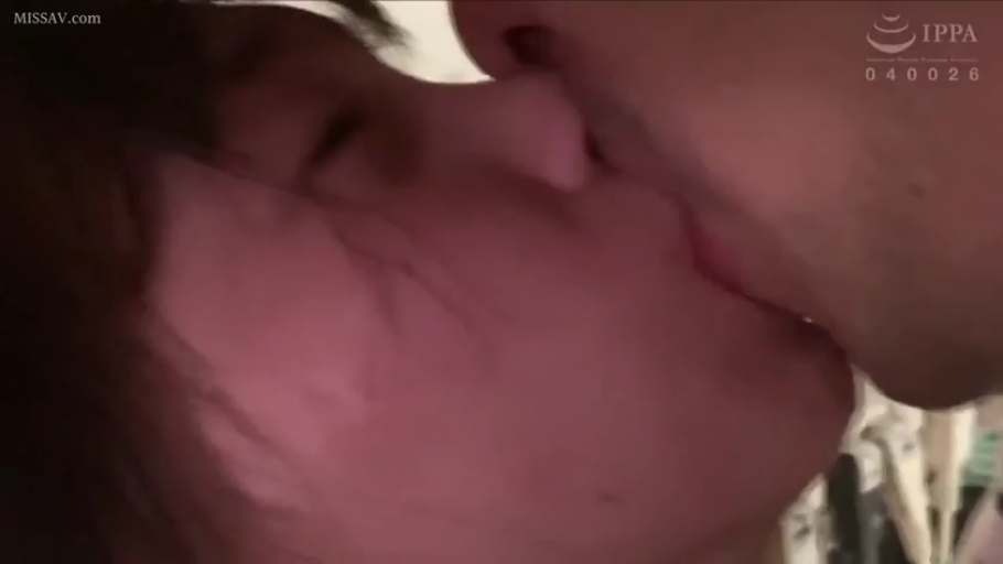 Indoor · Close-up of the face · Intoxicated · 接吻 · 汗水 · French kiss