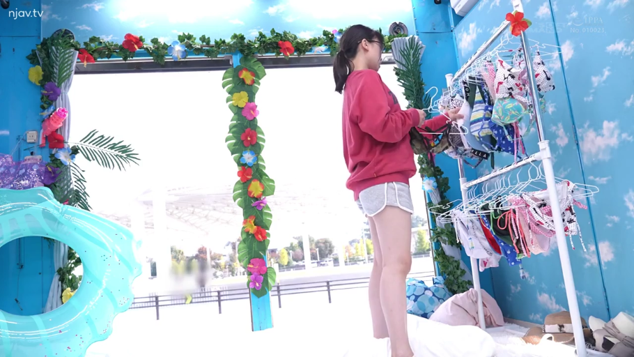 摄影棚 · 全身 · 站立 · 灰色运动短裤