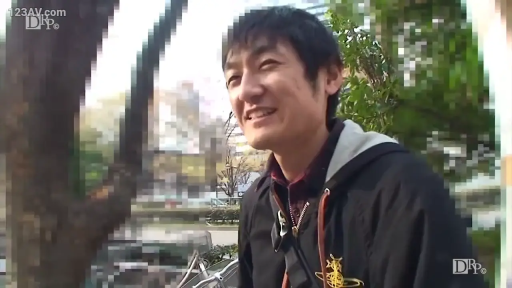 站立 · 屋外 · 头部特写 · 黑色连帽衫