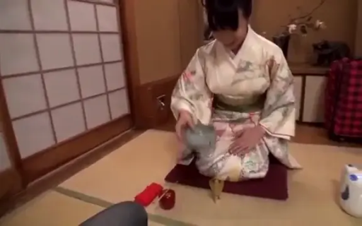 跪坐 · 第一视角 · 和室 · 中景 · 微笑 · 和服 · 茶具 · 侍奉