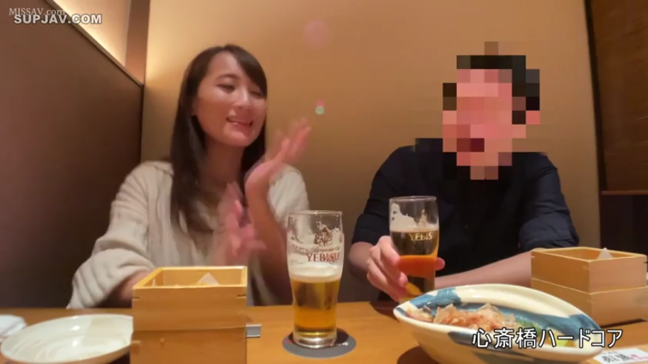 座り姿勢 · 微笑 · 半身 · 黑色衬衫 · 居酒屋 · 饮酒聊天 · 啤酒杯 · 正常生活