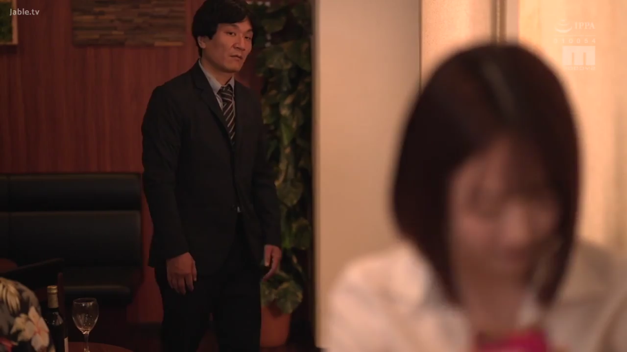 室内 · 真剣 · 站立 · 中景 · 酒瓶 · 注視 · スーツ · 职场