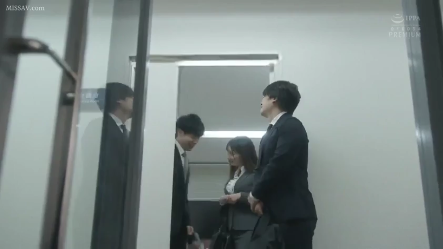 交谈 · 办公室 · 站姿 · 自然 · 职业装 · 远景 · 手提包 · 职场