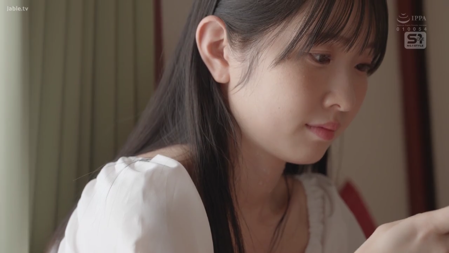 室内 · 面部特写 · 白色上衣