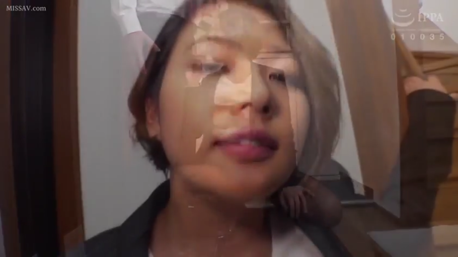 室内 · 顔部のクローズアップ · 自然 · 凝視 · 深色上衣 · 正面 · 叠影效果