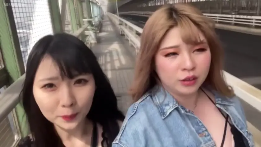 脸部特写 · 站立 · 平淡 · 录像 · 户外天桥 · 牛仔外套与黑色吊带 · 双人搭档