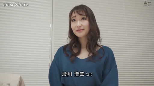 Indoor · 平静 · Medium close-up · Gaze · Mature woman · Top · 坐立