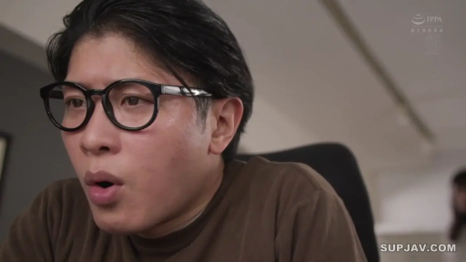 室内 · 坐姿 · 脸部特写 · 凝视 · 惊讶 · 棕色T恤