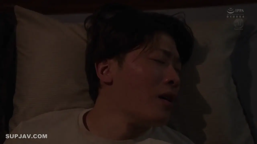 面部 · 卧室 · 陶醉 · 喘息 · 枕头 · 卧姿 · 水印 · 白色T恤